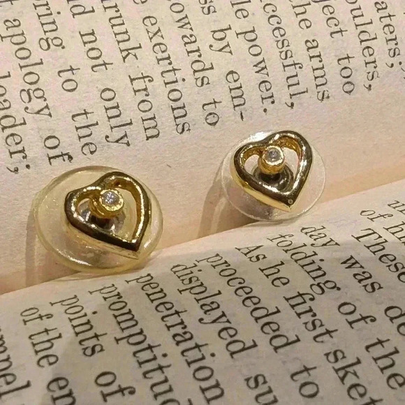 Vintage heart shaped stud  earrings - Picture 1 of 6